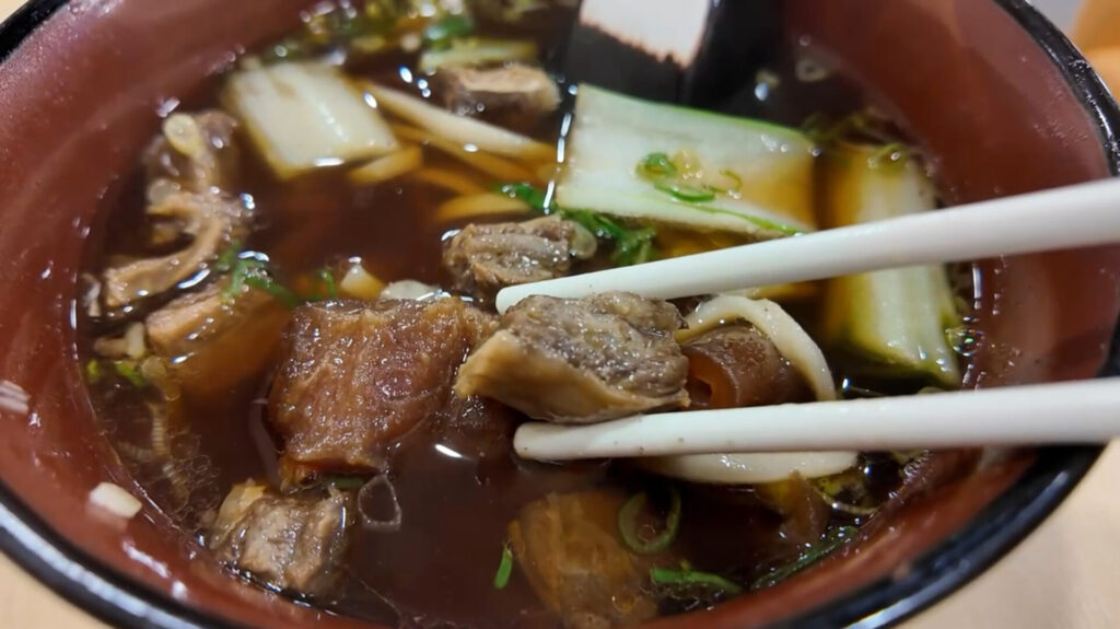 王道的台湾グルメのひとつ牛肉麺 木下が食べたのは半筋半肉牛肉麺