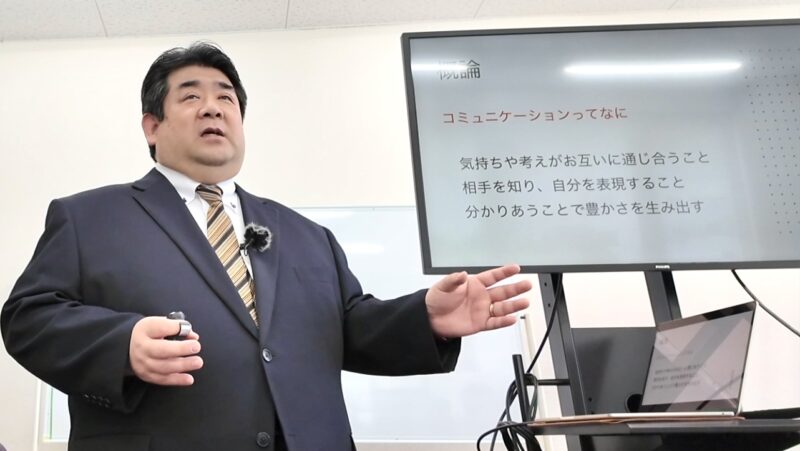 社員研修で講義する木下一哉アナ